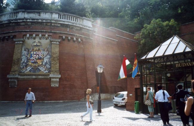 王宮の丘へのケーブルカー。