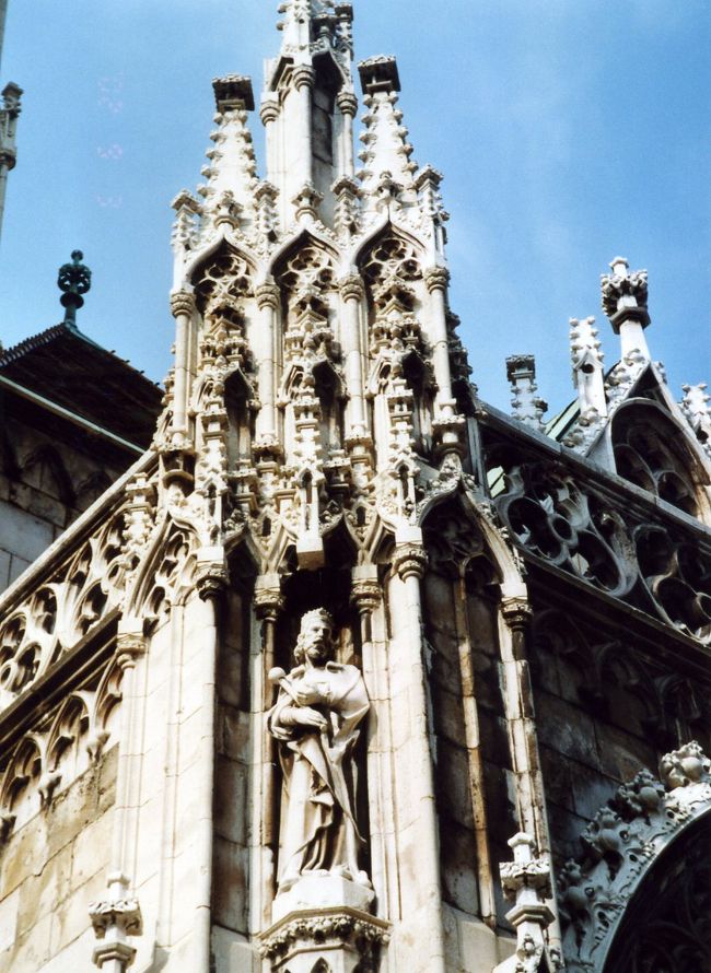 王宮のマチャーシュ教会。その前のレストランで食事。ルーマニアからの旅人と話す。それから教会へ。このときは私たちと一人で参加した知り合いとの4人でまわる。