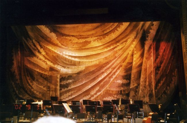 この日の夜は学会主催のコンサートが国立オペラ劇場であった。コダーイのハーリヤノシュその他曲目もよかったが、劇場の歴史ある雰囲気に息を呑んだ。