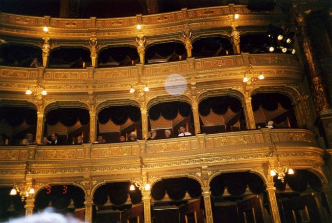 桟敷席も自由、私は前から5番目の席で音楽を聴きやすいところにした。最後のラデッキー行進曲では会場中最高潮！