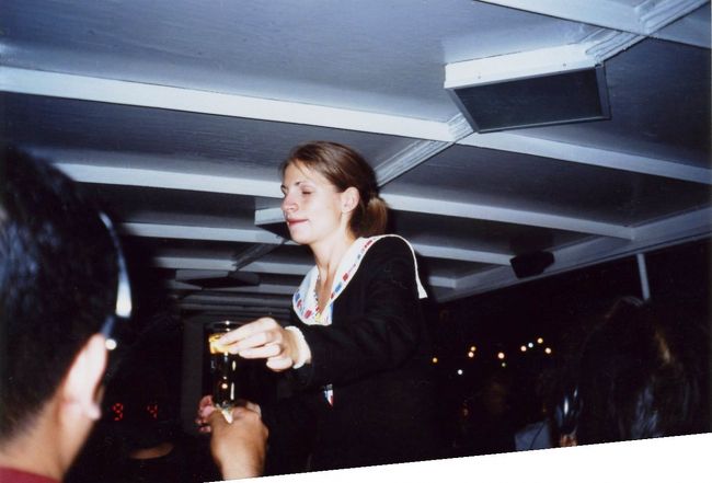 Vigadoの前の観光船発着所より夜景を見に観光船に乗った。ガイドさんが流暢に24ヶ国語であいさつとせつめいをするのにはびっくりした。英語のみでなく、日本語、フィンランド語も含まれていた。