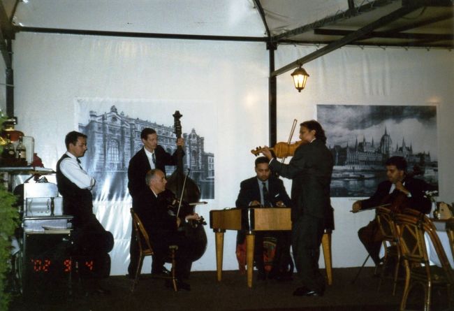 おりてヴィガドー広場で軽い食事とワインを飲む。夜景がきれいで、気候もちょうどよく最高の夜だった。帰りはあぶないのでケルペンスキーホテルに入り、そこのコンコルジュでシティタクシーを呼んでもらう。