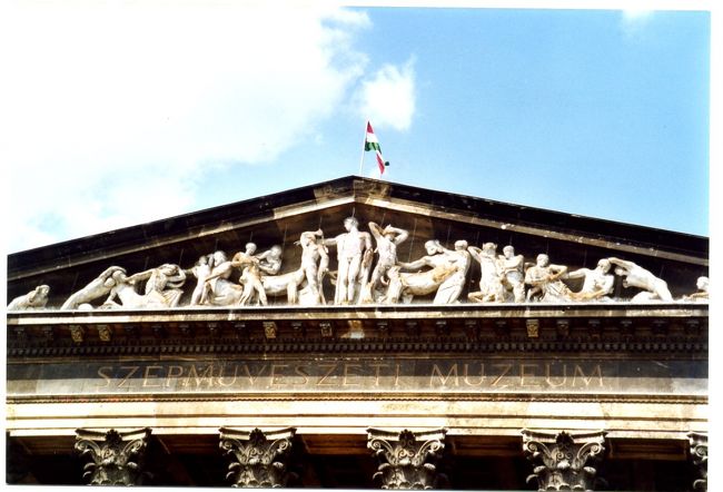 西洋美術館。大量の作品に圧倒される。ラファエロやレンブラントなどたくさんの画家の作品がある。ウィーンの美術史博物館の2倍以上の作品群であった。おもったより時間とられこの日の学会はこれ以上はサボることに決める。必見の美術館である。