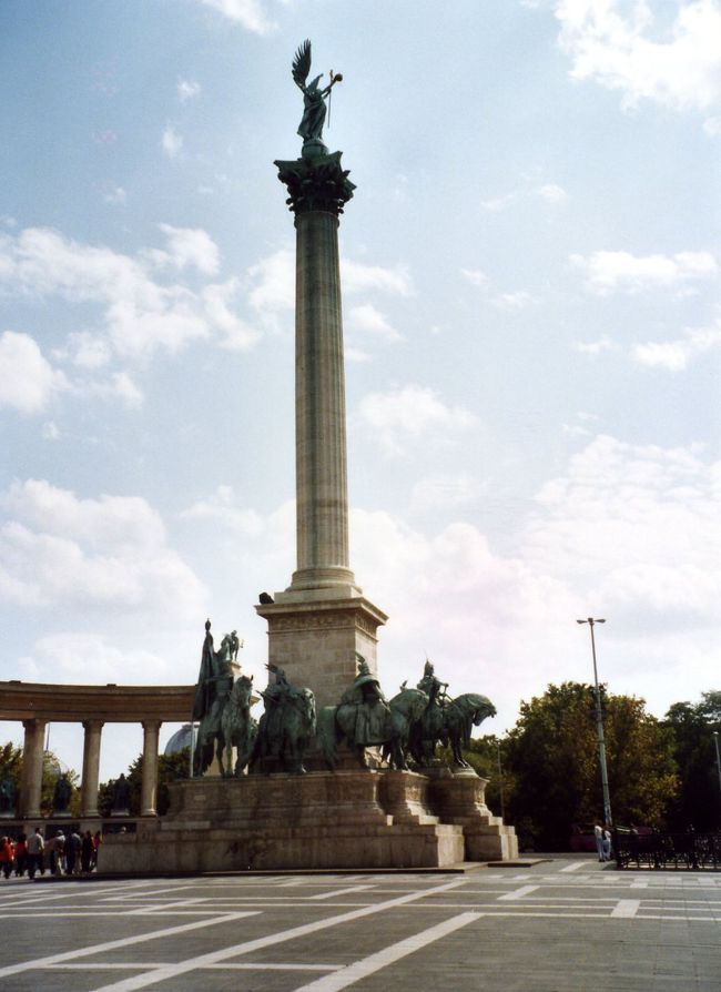 英雄広場　たくさんのツアーの団体が来ていた。日本人らしいツアーも2組いた。