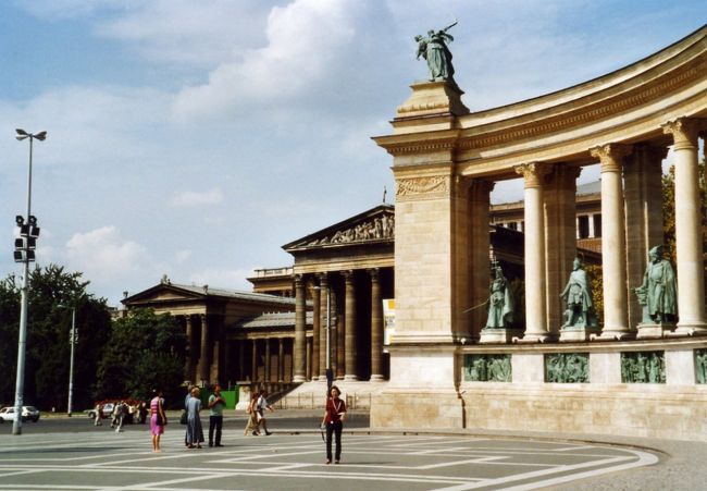 英雄広場のあと、市民公園へ。刺繍を売る老婦人がいて値切って2枚買う。散策した後公園内のレストランで昼食。もうフォリント（ハンガリーの通貨）がそこをつきユーロで支払う。その後地下鉄でホテルに戻り、タクシーで東駅に。ICでウィーンに向う。<br />ブダペストは第一印象は「きくほどによい町ではない。社会主義の遺恨がのこった薄暗い町」であった。オペラ劇場やセルテンドレ、さらにドナウの夜景を楽しむと、「なかなかいい町」に変わっていった。帰国後だんだん思い出の中にとてもよい町となっていった。プラハのほうが洗練されているが、町のおもしろさや文化財ではブダペストのほうが「オーストリアーハンガリー帝国」のあとでもあり魅力がある。もう一度行きたい国である。今度はレンタカーを借りトカイまでいってワインを飲みたい。