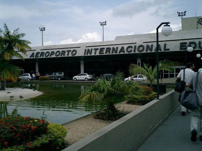 アマゾンも体験しました。<br /><br />ここはマナウスの空港、<br />これから、８時間かけてレシフェに行きます。<br /><br />どうして８時間かというと、五ヶ所も経由するからです。<br />