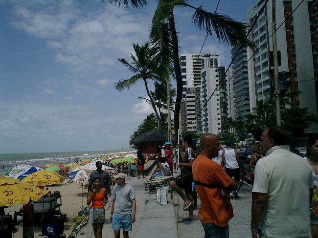 この海岸沿いには、ホテルはありません。<br /><br />家を持っていない人は、車で来るしかないそうです。