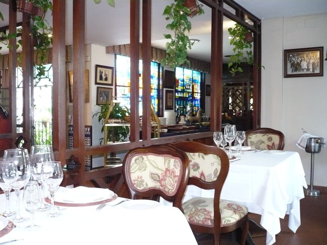 エル・カバジョ・ロホの店内、窓側の席に座り<br />ました、まず最初にヘレス(シェリー酒)が出ま<br />す、後ミックスサラダを注文、やはりうわさ通<br />り何を食べても美味しい。