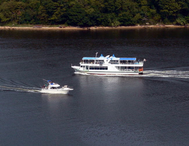 浜名湖遊覧船とヤマハＰＣ−３１がすれ違い　<br />僕が３年前まで乗っていた船と同型艇　<br />改めてみると結構大きいですね
