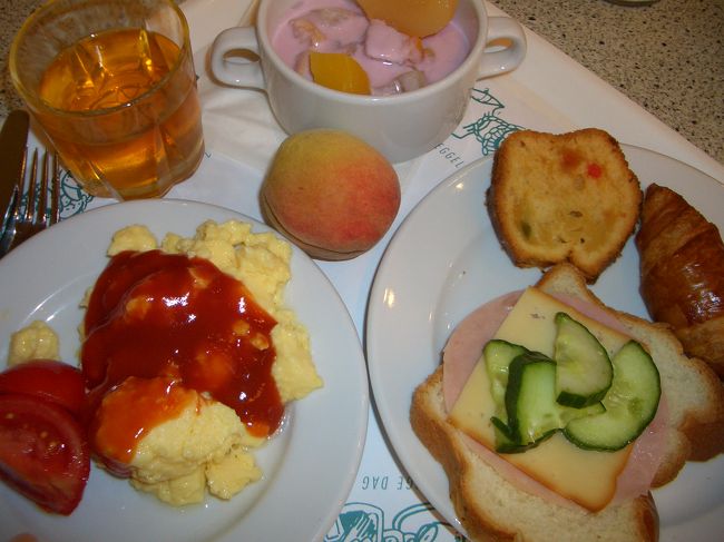 この日の赤いカバンの朝食。う〜ん美味しそうでしょ？真ん中にある果物はまるごとの桃です。朝からたっぷりたべ〜！！