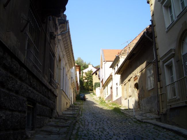 トラムを、それらしい場所で降り、その後は自分の足で霊廟を目指します。けっこう細い道にきました。はれ？ここでいいのかな？でも何だかとってもメルヘンでステキな道なので、どっちみちこの先へ進んでみますか〜☆