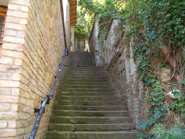 と、歩いていると左側に階段を発見。ん〜、これまた気になりますな。で、迷わず階段を上ってみることにしました。