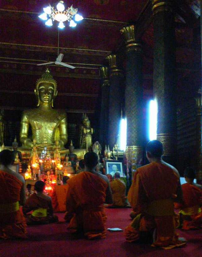 友達のお坊さんの宿舎に遊びに行ってきました。そこでバザールで買ったご飯も食べさせてもらう。<br />一日二食、夜抜きの僧の前でご飯を食べるのは少々申し訳なかったかな。<br /><br />広い部屋には５人が寝泊りし、それなりにプライベートが保たれていた。<br />壁が崩壊してビニールで補強していた。<br />ラオスのお坊さんは貧乏なんだよって笑っていた。