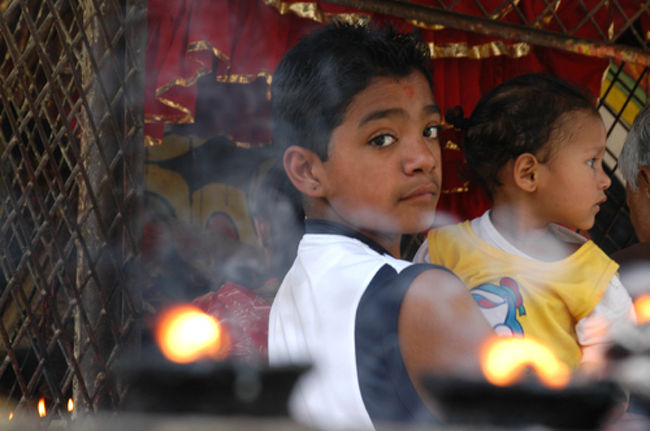 Tika Bhairab ティカ・バイラブへ。カトマンズへ南へ車で約1時間、途中未舗装道路を15分位進みます。<br />レレ渓谷にある小さな村。<br /><br />大きな岩を祭った祠があって、ヒンディーの聖地らしい。<br /><br />こちらはお祈りをしている兄弟。