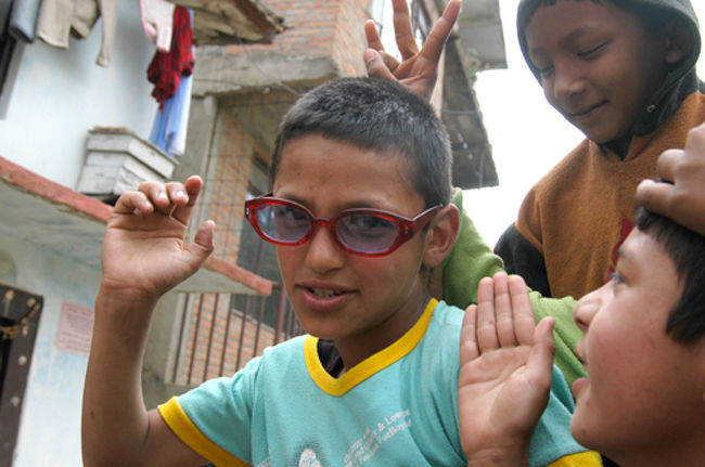 私のサングラスをかけてる少年。<br />カッコイイでしょ。