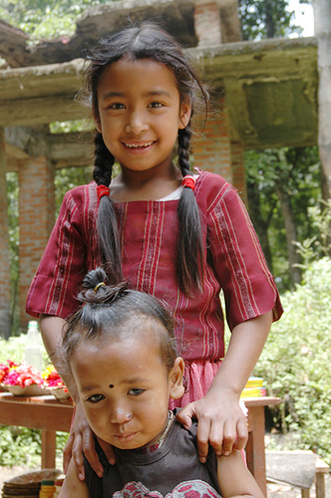 お供え物屋さんの姉妹。