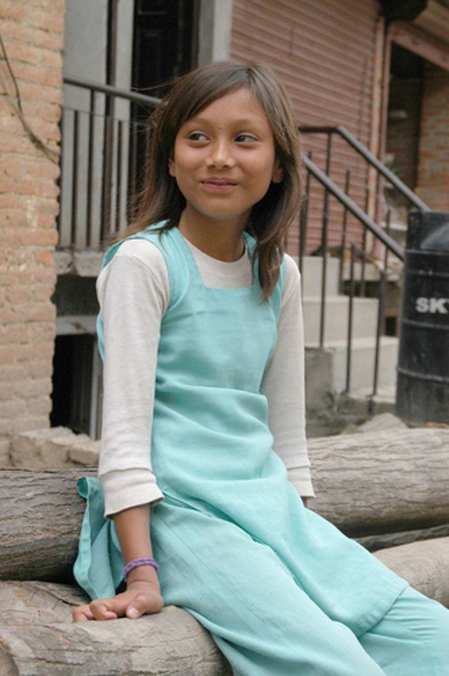 カトマンズの環状道路まで戻り今度は違う谷筋を南下。Bungamatiブンガマティへ向う。ここは16世紀から続く伝統的なネワールの村。なかなかの街並みでした。<br />こちらは地元の女の子。ゴマキ似の美少女。