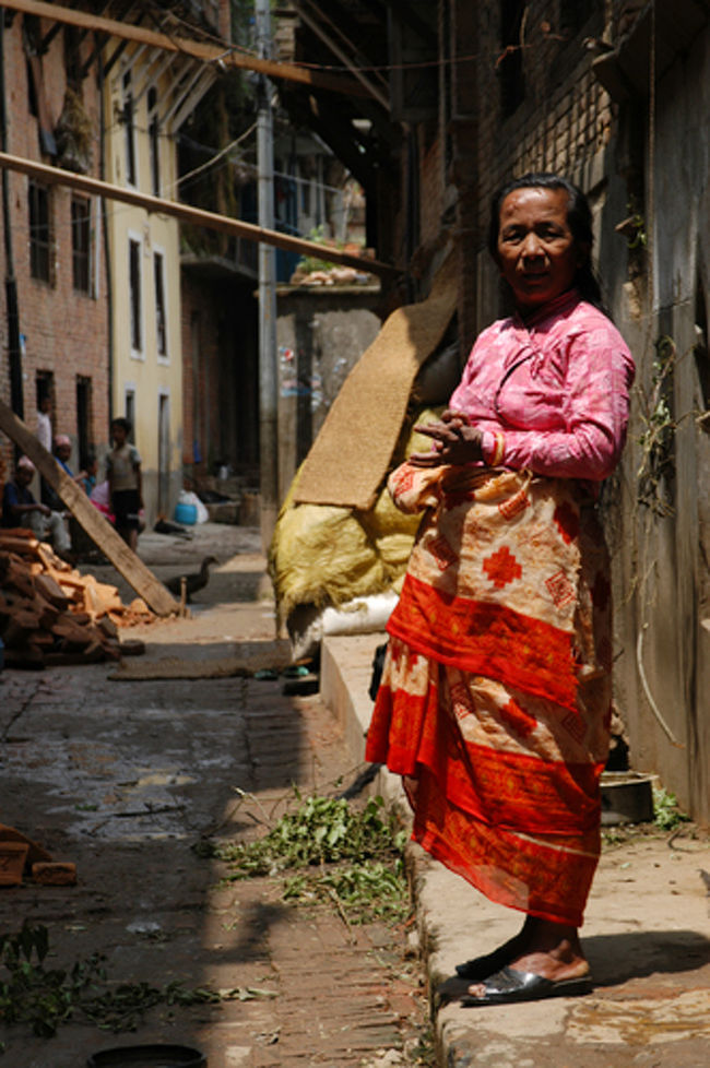 路地裏のおばあさん。鮮やかな衣装がとっても素敵。