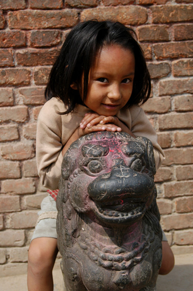 すこしカトマンズ方向へ戻り、Khoknaコクナへ。こちらはネワールの建物が残る静かな村。<br /><br />この女の子はめちゃめちゃかわいかった。