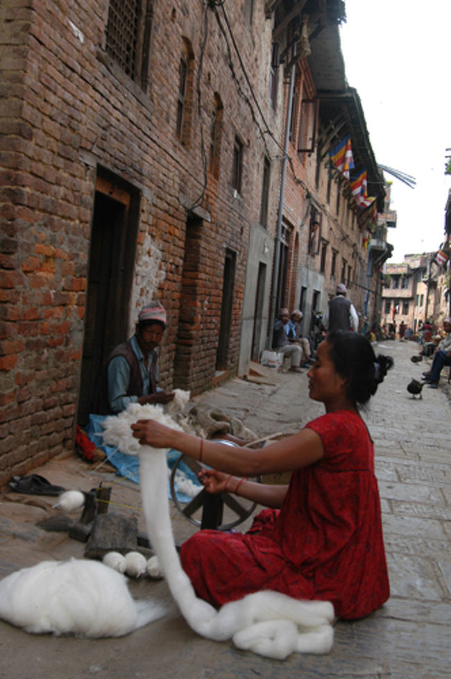 路地裏で糸つむぎ。昔のままの生活が残っています。