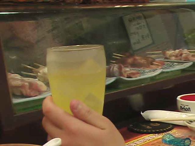 　はっきりはわかりませんが、色から判断すると「シークヮーサー」ジュース？でしょうか。