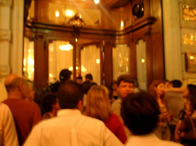 でも、ご覧の通り待っている人で、入り口はいっぱいです。<br /><br />今日は、断念です。