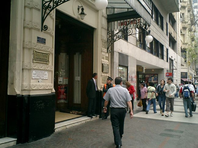 アルゼンチンで最初にできた大通り　アベニーダが5月大通りですが、その大通りのエンブレム的なお店です。<br /><br />夜と、昼間とでは感じが違います。<br /><br />今度は、すんなり入れそうです。