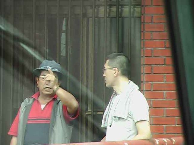 　（071019朝：写真説明追加）おじさんに道を尋ねていると、娘が一枚、パチリです。