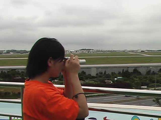 　道の駅「嘉手納」からの一枚です。嘉手納基地を見ています。飛行機の離陸は、それはもう大変な騒音で地元の皆さんの苦労を感じました。