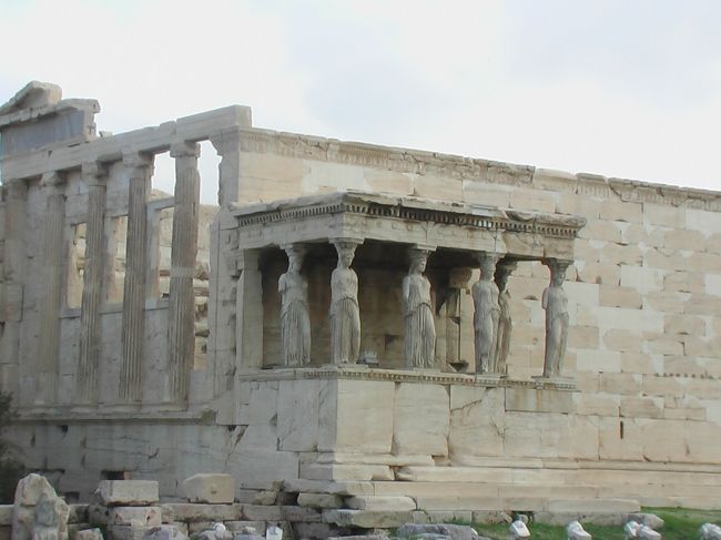 初日は、夜の２時にホテルに到着して、朝からアテネ市内観光です。とうぜん最初はアポロン神殿で、人の多さに圧倒されます。。