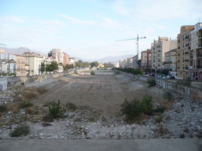 グアダルメディーナ川、南へ５分セントロ・アラ<br />メダ駅へセントロ・アラメダからフェンヒロラま<br />で２．４０エウロ約４５分で着きます。