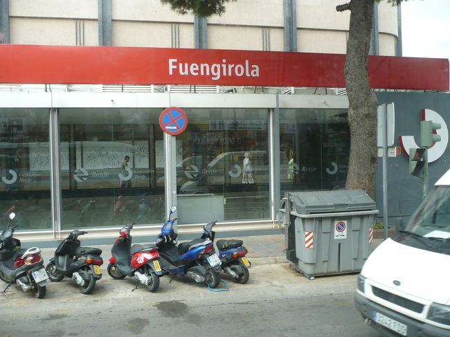 駅のエスカレーターを上がれば、左てにロータリー<br />が在ります、駅を背に左にメルカド、正面の道路を<br />渡り次の角にミハス行きのバス乗り場があります。<br />バス料金は２エウロで約３０分で着きます。