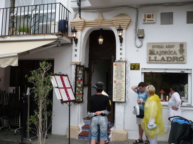 雨も降ってくるのでちょっと早めのｃｏｍｉｄａ<br />を摂る事に、ビルヘン・デ・ラ・ぺニャ広場に<br />面したＲＥＳＴＡＵＲＡＮＴＥ安くてなかなか<br />の味と品数でした。