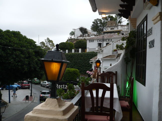 この席に、食事中パンのかけらをねだって小鳥が<br />手すりに並ぶ。