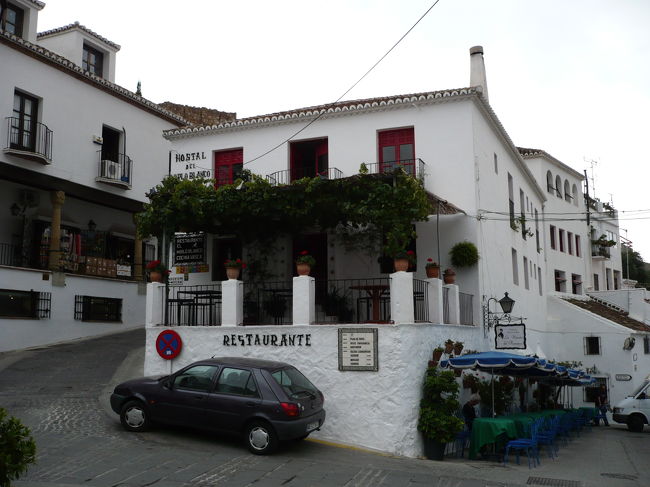 絵葉書にもよく出ている店ですが、お客はなし。