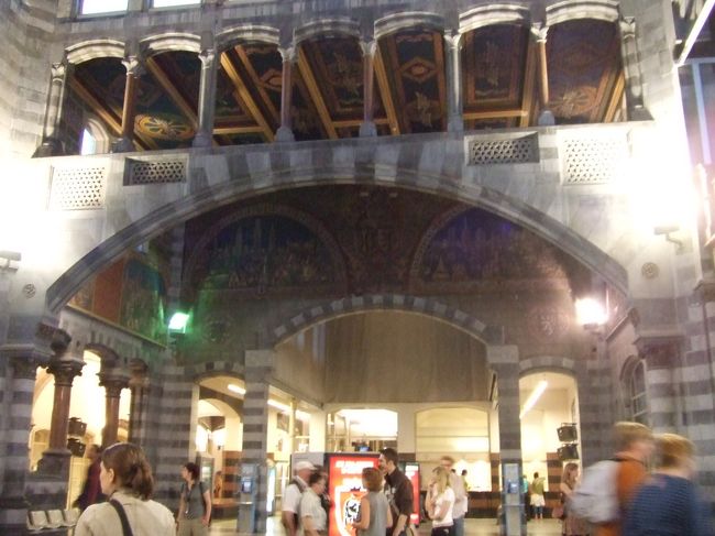 ゲントにも行きましたー。<br />これ駅です。