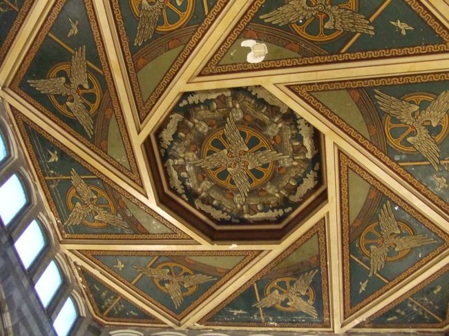 駅の天井。<br /><br />他にも昔の郵便局をショッピングセンターにリニューアルしていたり（横浜の赤レンガ倉庫的な雰囲気）、古いものをそのまま使うんじゃなくてアレンジしてよりオシャレに利用してるのが印象的な建物があちこちに。<br />裏道にセレクトショップや古着屋さんがたくさんあって、原宿みたい♪