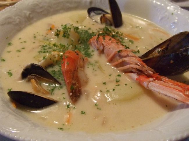 ゲント名物ワーテルゾーイ。<br />チキンが定番のようだけど、これはシーフード。<br /><br />日本のクリームシチューのようにドロッとはしてないけれど、<br />味は濃厚。