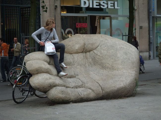 アントワープも行きました。<br /><br />オランダ語ではAntwerpen、巨人伝説？に基づいた地名だそうで、Ant（手）をwerpen（投げる）とかなんとか。<br />詳しくはわかりませんが、とりあえず街のあちこちに手の形のオブジェが。<br /><br />