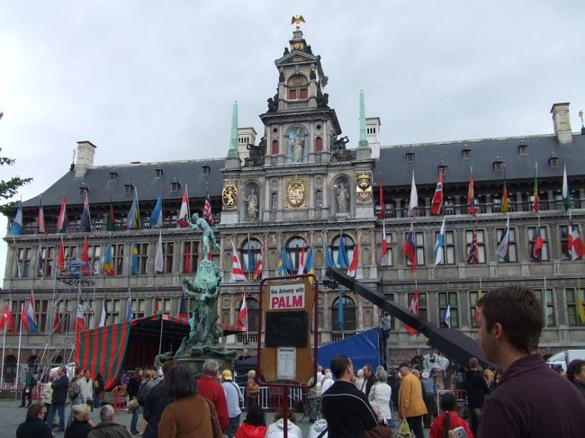 市庁舎の広場でなにやら夏祭り的催しが。<br />