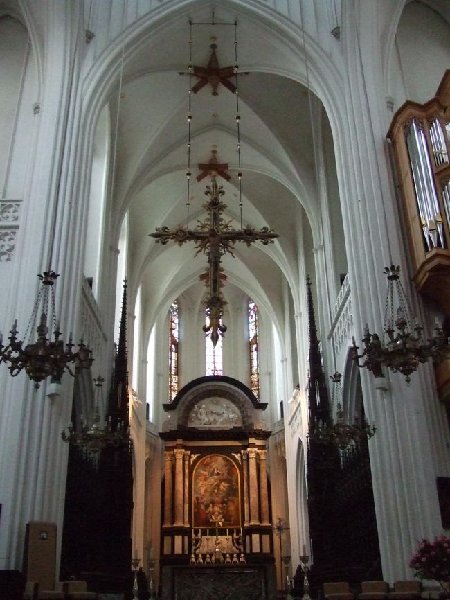 アントワープといえば、「パトラッシュ、ボクもう疲れたよ、、」の教会にいかねば！<br /><br />ネロがその前で力尽きたとされるルーベンスの絵ですが、でっかいのが3枚もあったのねえ。超キリスト教的解釈の説明書きが置かれてましたが、あまり響かず。<br /><br />この後突然大雨で、めんどくさくなってお目当ての王立美術館には行かず。アンソール見たかったな。<br />どっこにでもあるＨ＆Ｍでムダにお買い物。<br /><br />雨で裏道散策してないのでなんとも言えないけど、ファッションの街アントワープというわりには、大型のショップばかりが目に付いて、あまり個性が感じられず。<br />裏原的魅力のゲントの方が好きだなーー