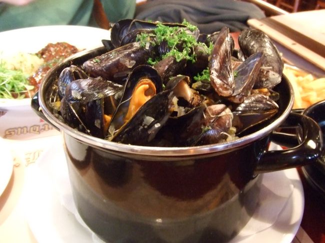 フレッシュなのがはいったよ〜というおばちゃんの誘いに乗り、<br />またバケツ貝を。<br />