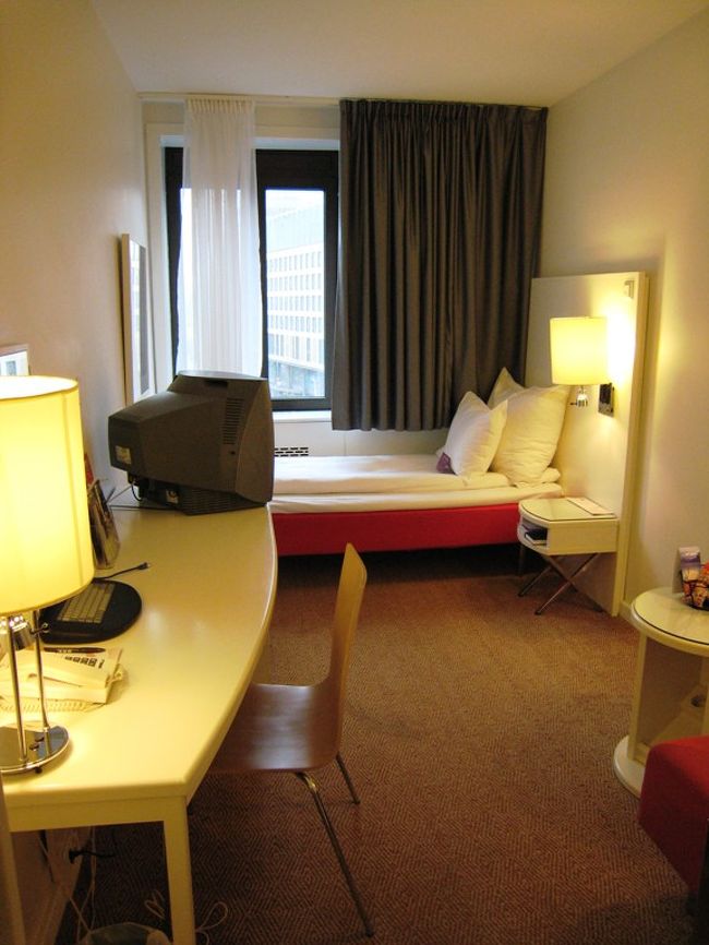  16：00チェックイン。ベッドは小さいが、清潔で機能的なホテルだ。内装もしゃれている。外はオスロの市街地だ。こんなメトロポリタンエリアですごいことだ。NYのホテルよりもずっといい。<br />まだ、時間はあるが、雨のため外に出る気がしない。どうせ、建物の中に入ってしまえば雨は関係ないのだが。。。まあ、いい。今日は明日からの予定を立てることにしよう。ベルゲンカードでは赤字に終わったが、効率よくまわれば、オスロパスで黒字化が可能になるだろう。<br /><br />