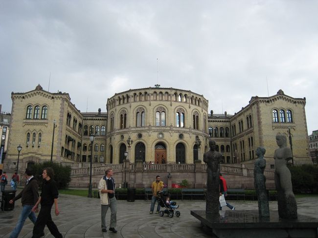 17：00過ぎ、雨がやんだようだ。土地勘を掴むためにも、外を少し歩いてみよう。<br /><br />カールヨハン通りを王宮方面へ進む。<br />石畳の歴史のありそうな街だ。途中、国会議事堂、<br />