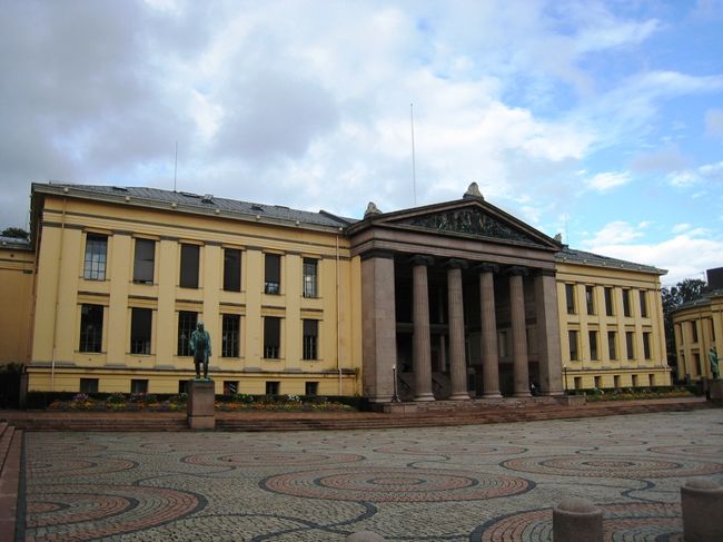 オスロ大学などの前を通ってゆく。オスロ大学なんて、本当に市街地の真ん中にあるんだな。