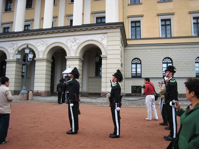 ちょうど報告の時間だったらしく、数人が場内を廻って、各持ち場の衛兵からの報告を聞いている。これに、中国人観光客がへばりついている。特に赤シャツのおじさん。衛兵に極端に近づいてビデオを撮っている。ちょっと衛兵が気の毒だ。衛兵は観光客と話したいるすることは禁じられているらしい。まじめに任務をこなしている。首の動かし方や、数十分に一回動く動き方なども機械的だ。<br />