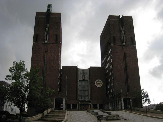 オスロ市庁舎へ。ここは、ノーベル平和賞の授賞式が行なわれる場所だ。中には、24×12mの油絵があるらしい。明日見てみたい。期待度ゼロで来たせいか、結構見どころはありそうだ。