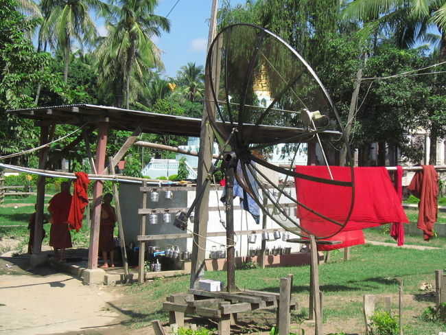 Bhamoの小さな寺院。パラボラアンテナと水場。<br /><br />前回の訪問時と比べて、衛星放送の普及は驚くほど。<br /><br />情報はたくさん入ってくるけど、出ていくことは少ない。