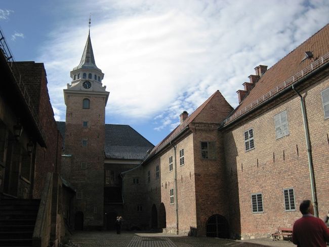 今日は天気が良さそうだ。観光には良いコンディションと言えよう。<br /><br />まずは、インフォメーションセンターでオスロパスを購入。48時間有効で、300NOK。果たして黒字にできるだろうか。<br /><br />昨日の下見に基づき、まずは、アーケシュフース城へ(建物に入るのに50NOKのところオスロパスでタダ)。敵軍に9回も包囲されたもののその間一度として落城しなかった城だ。現在は国の公式行事などに使用されているらしい。