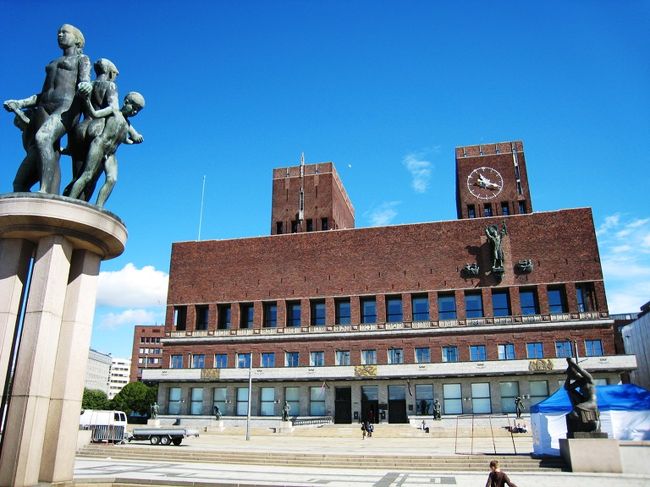 その後、オスロ市庁舎へ。ここでは、ヨーロッパ最大級の油絵とムンクの画をみるのが目的。しかし、選挙期間中らしく、ツーリストへの一般開放は行なっていなかった。残念だ。この時点で11：00。当初は、市庁舎のあと、13：30から行なわれる王宮での衛兵の交替式を見る予定だったが、時間があまってしまった。